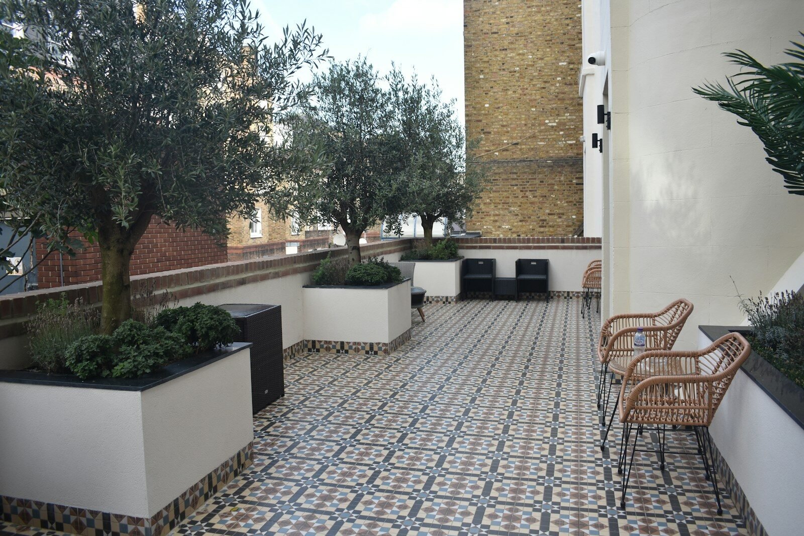 Patio con pérgola y vegetación
