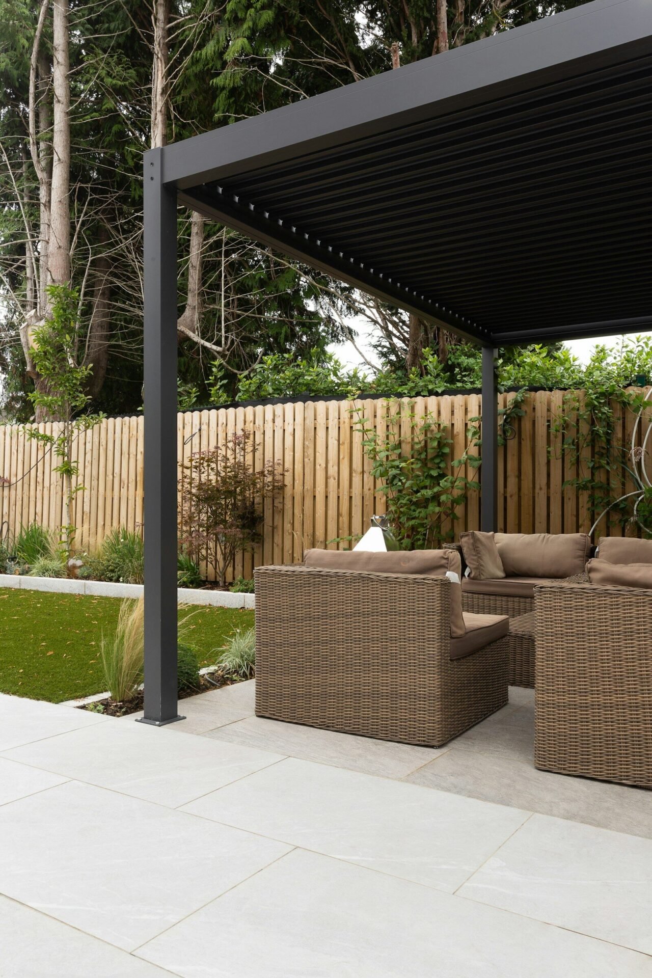 Pérgola bioclimática de 6 × 4 m en vivienda