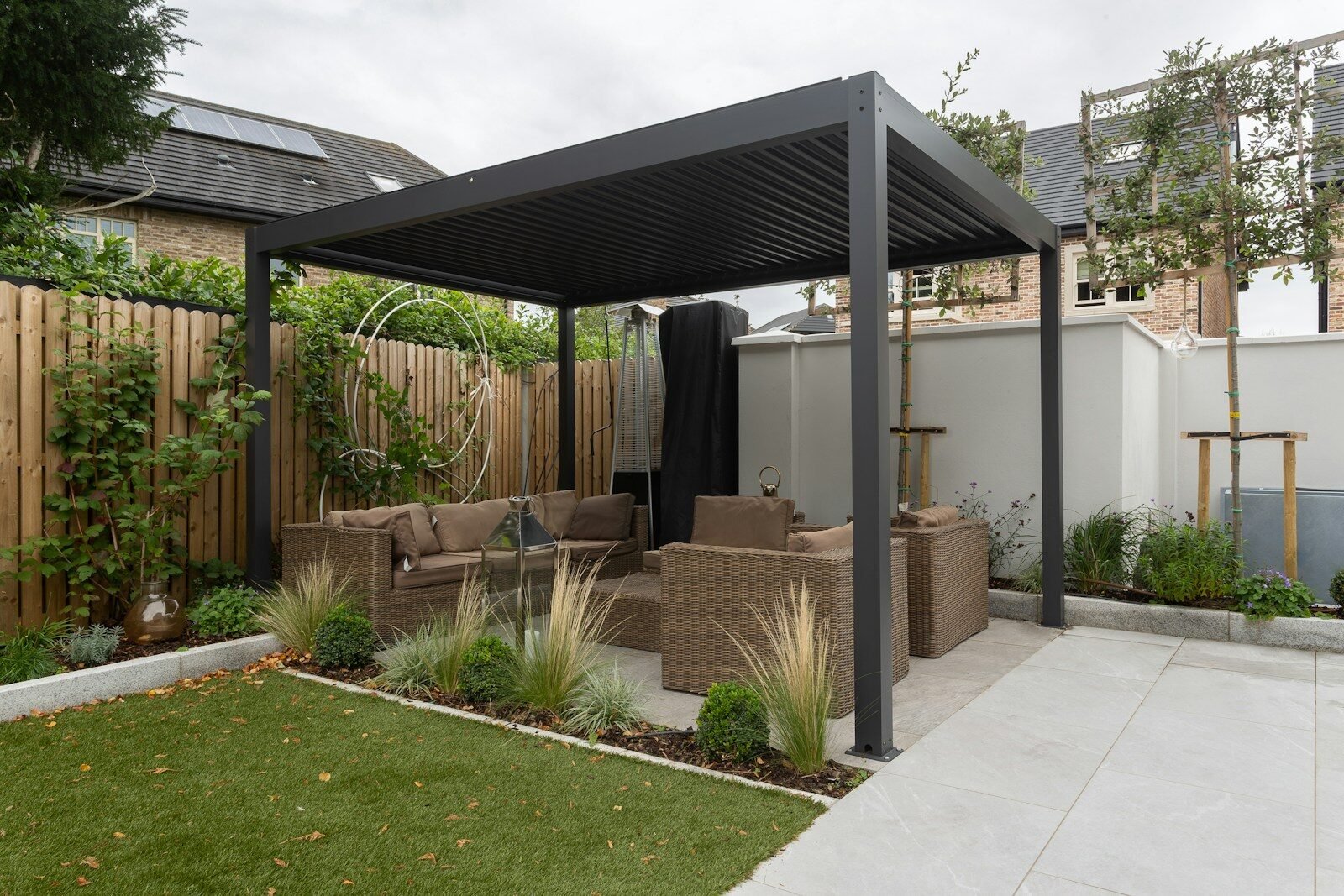 Pérgola bioclimática de lamas orientables