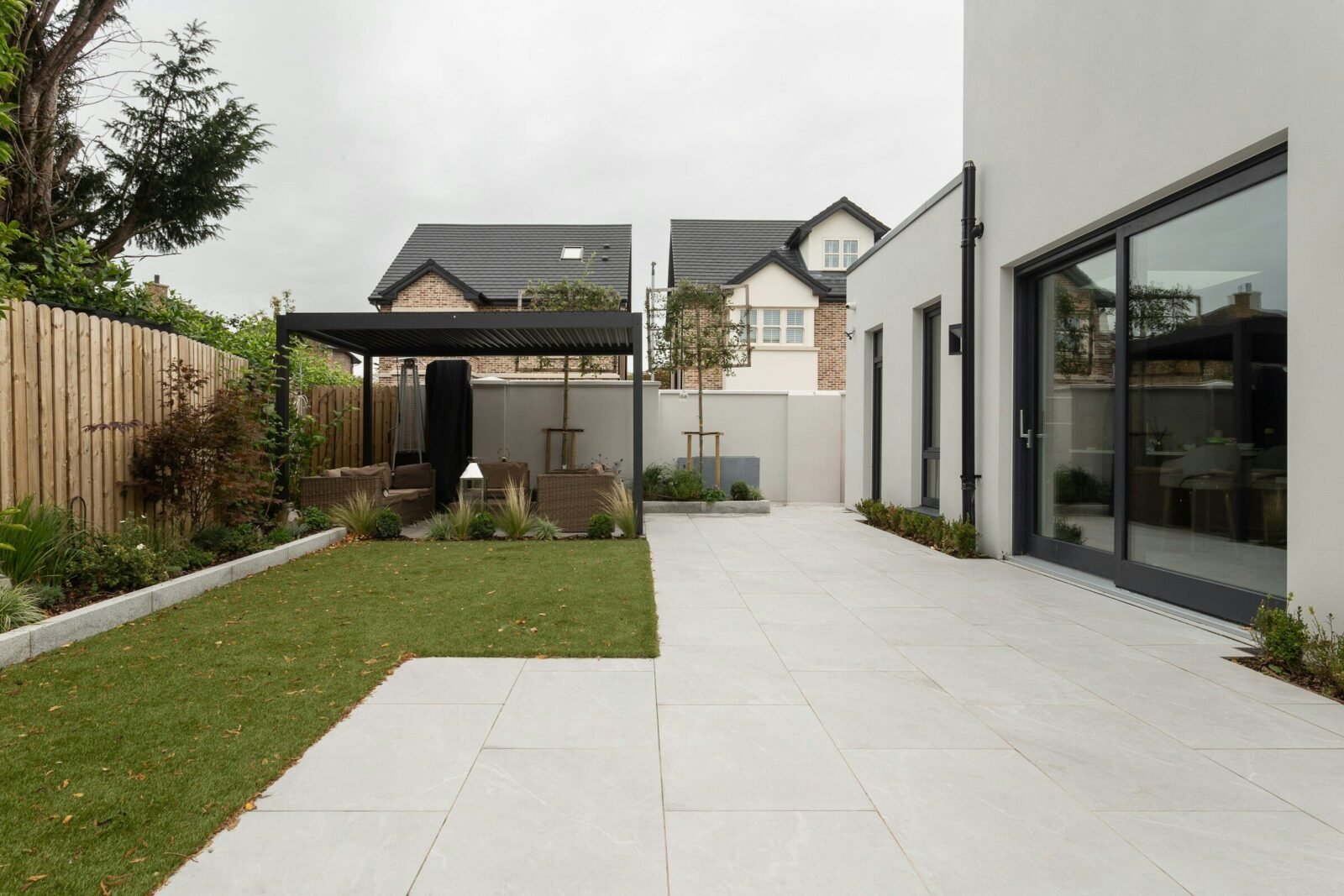 Terraza con pérgola de aluminio al atardecer