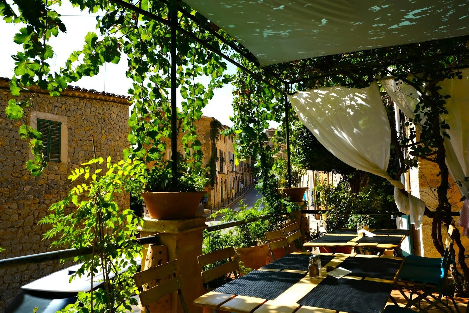 Toldos sobre terraza de restaurante