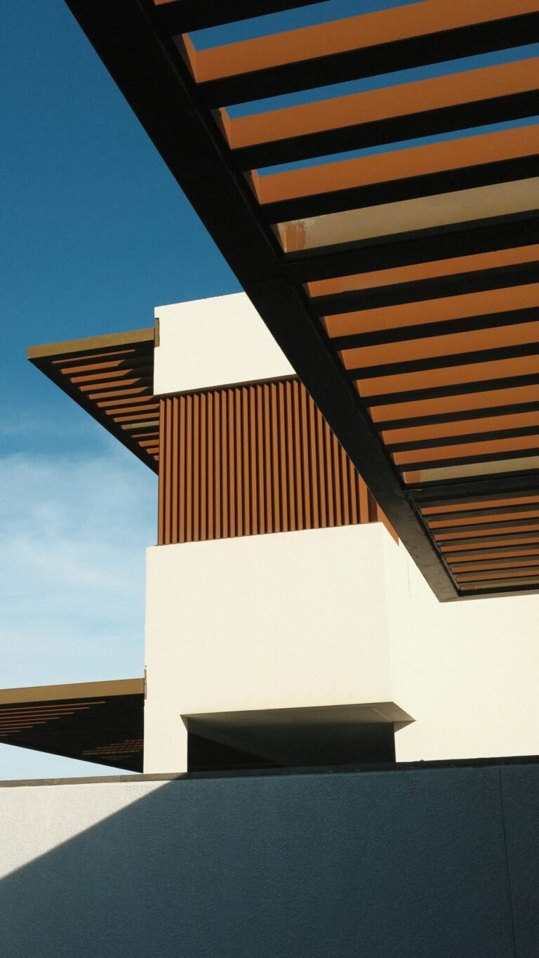 Estructura de pérgola contra el cielo