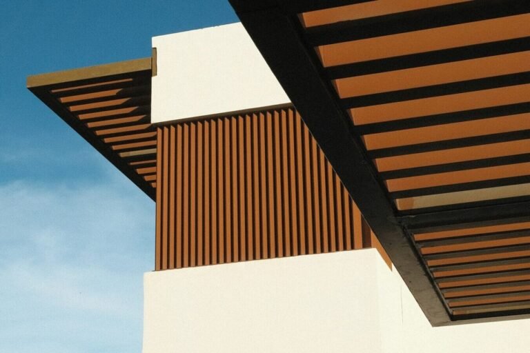 Estructura de pérgola contra el cielo